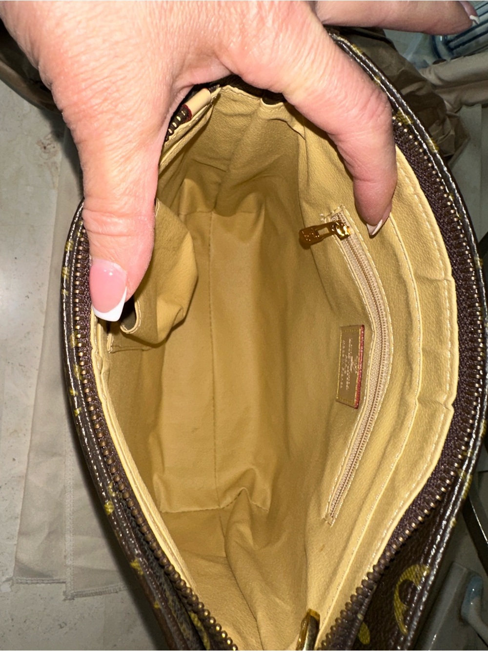 New Monogram Looping Bag - Picture 7 of 11